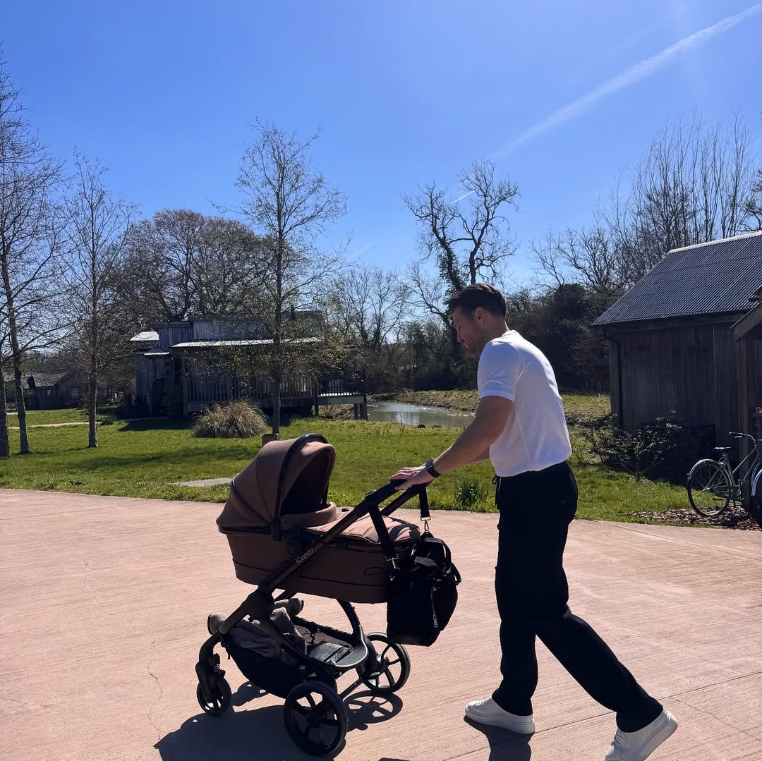 Fans praised the pair for looking so radiant just weeks after welcoming baby Palma. (Image by @wrighty_ via Instagram)