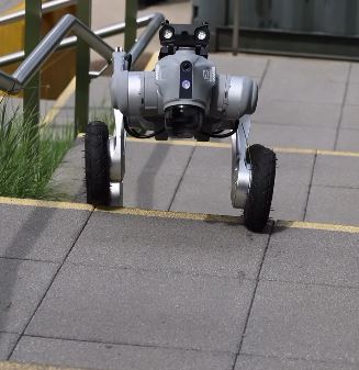 Officers can issue commands remotely using the robot’s loudspeaker system. (Image by @nottspolice via Instagram)