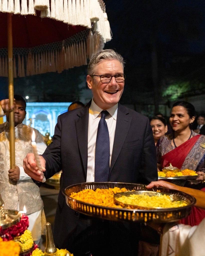 Steve Reed promises to end hotel use with modular buildings and military sites. (Image by @keirstarmer via Instagram)