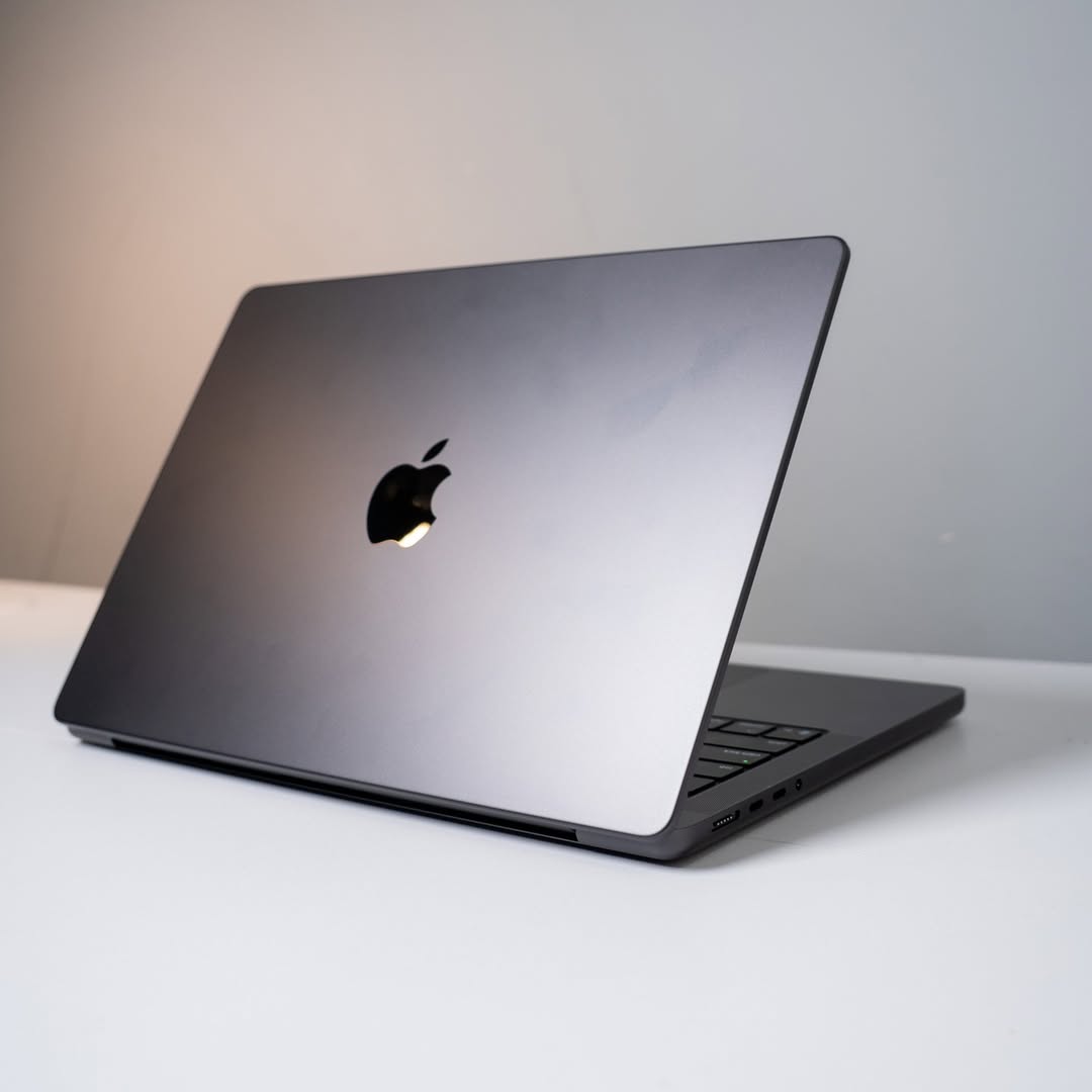 Apple’s new M5 MacBook Pro allows users to replace the battery without removing the trackpad. (Image by @tommydoan34 via Instagram)